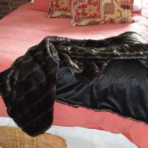 Max Studio modern faux fur throw